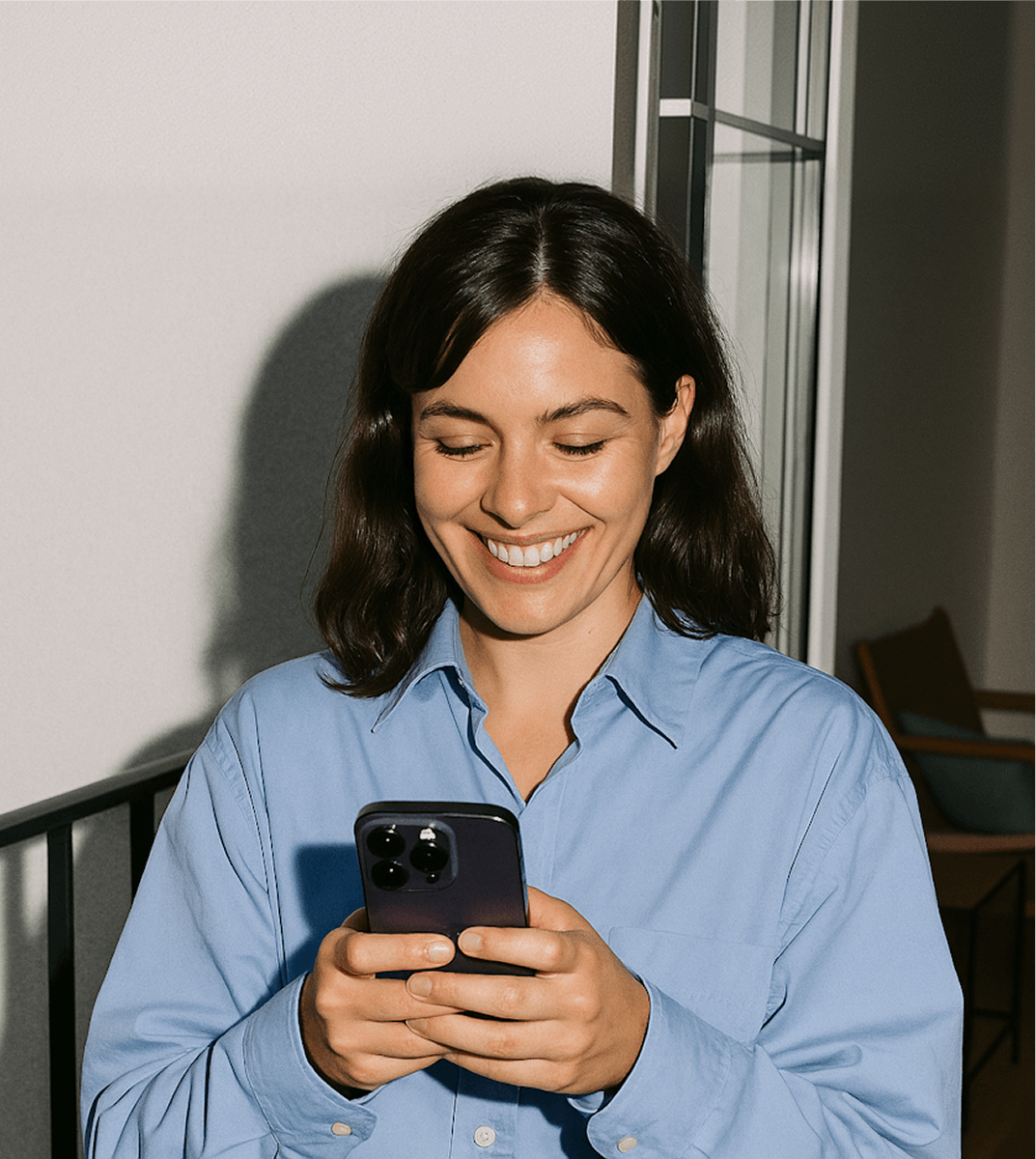Femme souriante en train d'utiliser son smartphone.